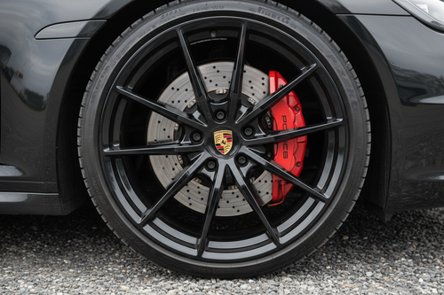 Zwarte Porsche remklauw mockup